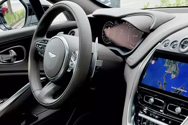 Chỉ biết rằng, cấu hình của xe khác biệt so với 3 xe về trước đó, nhất là bộ áo màu trắng rất lịch lãm. Ngoài ra, xe còn có thêm điểm nhấn là nhiều chi tiết sơn đen và carbon, sau cùng là bộ mâm 2 màu tương phản, thiết kế chấu mâm cũng khác biệt so với 3 xe về nước trước đó.