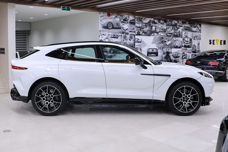 Động cơ trên chiếc xe SUV hạng sang Aston Martin DBX 707 2022 sẽ được kết hợp cùng hộp số 9 cấp ly hợp kép ngâm dầu, và hệ thống dẫn động 4 bánh toàn thời gian mới.