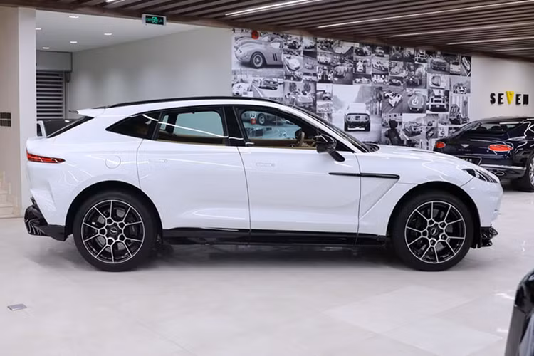 Động cơ trên chiếc xe SUV hạng sang Aston Martin DBX 707 2022 sẽ được kết hợp cùng hộp số 9 cấp ly hợp kép ngâm dầu, và hệ thống dẫn động 4 bánh toàn thời gian mới.