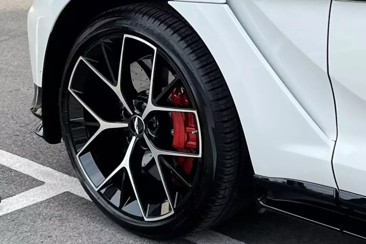 Đến nay, chiếc xe SUV Aston Martin DBX707 2024 này đã xuất hiện tại đại lý chính hãng ở trong Sài thành, và hiện chưa rõ, là chiếc SUV nhanh nhất thế giới này đã có chủ nhân hay chưa.