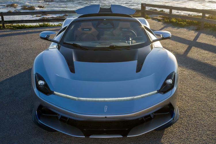 Siêu xe Pininfarina Targamerica là ôtô điện đầu tiên thuộc dạng coach-built của Automobili Pininfarina, với khung và vỏ được chế tác theo đơn đặt hàng. Hãng cho biết, ý tưởng về một phiên bản mui trần của Battista do chính Michael Jordan nghĩ ra.