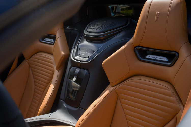 Bộ mâm 5 chấu sử dụng chất liệu gốm đánh bóng với nắp trung tâm bằng anode nhôm màu đen. Xe cũng được trang bị phần nắp cốp phía sau, cũng là yếu tố độc nhất của Targamerica trong khi phần cửa ra vào đã được thiết kế lại theo dạng cửa cánh bướm, loại bỏ phần nóc xe như trên Battista tiêu chuẩn.