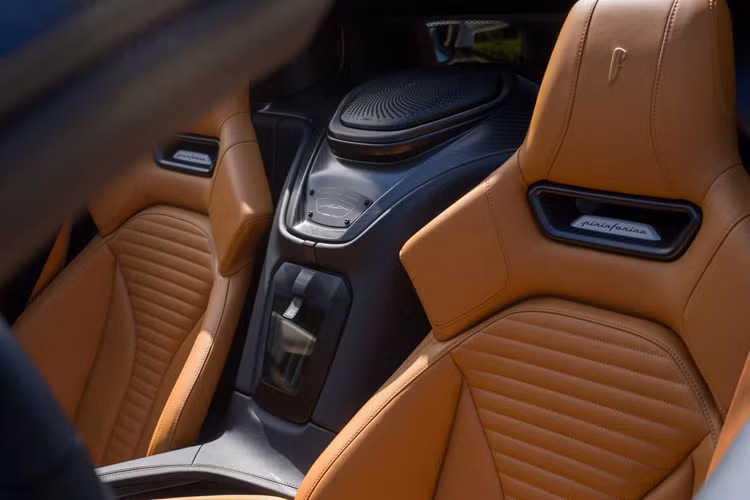 Bộ mâm 5 chấu sử dụng chất liệu gốm đánh bóng với nắp trung tâm bằng anode nhôm màu đen. Xe cũng được trang bị phần nắp cốp phía sau, cũng là yếu tố độc nhất của Targamerica trong khi phần cửa ra vào đã được thiết kế lại theo dạng cửa cánh bướm, loại bỏ phần nóc xe như trên Battista tiêu chuẩn.