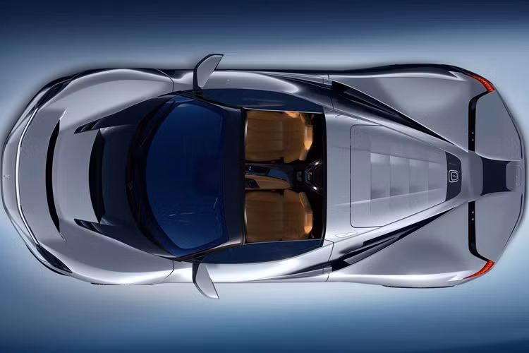 Từ bên ngoài, có thể dễ dàng quan sát nội thất độc đáo hòa quyện giữa màu nâu và đen, với ghế, bảng điều khiển và ốp cửa bọc da màu nâu, trong khi vô-lăng và táp-lô màu đen, cùng với tựa đầu thiết kế có logo Pininfarina dập nổi.