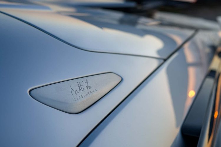 Michael Jordan cũng không ngần ngại chỉnh sửa lại toàn bộ nội thất xe, trong đó có bổ sung thêm những vật dụng phục vụ nhu cầu cá nhân như hộp đựng xì gà, cùng với một hộp giữ ẩm bằng thủy tinh và nhôm đặt giữa các ghế. Chúng được chiếu sáng với màu sắc biến đổi tùy theo 5 chế độ lái.