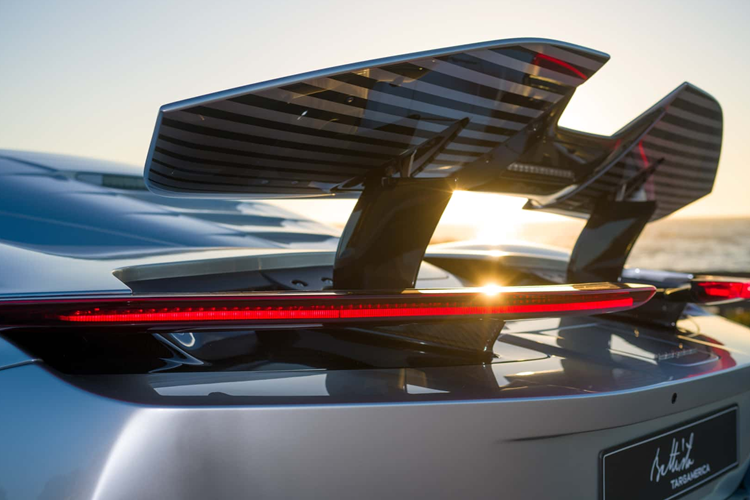 Giống như Battista tiêu chuẩn, Targamerica vận hành bằng 4 mô-tơ điện và khối pin 120 kWh, tổng công suất lên đến 1.900 mã lực và đạt mô-men xoắn cực đại 2.340 Nm. Xe chỉ cần chưa tới 2 giây ngắn ngủi để có thể tăng tốc 0-100 km/h, trước khi chạm ngưỡng tốc độ tối đa 300 km/h.