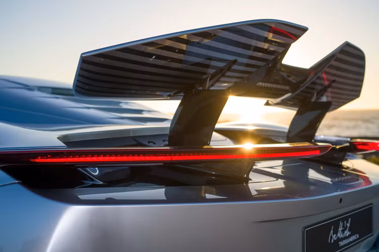 Giống như Battista tiêu chuẩn, Targamerica vận hành bằng 4 mô-tơ điện và khối pin 120 kWh, tổng công suất lên đến 1.900 mã lực và đạt mô-men xoắn cực đại 2.340 Nm. Xe chỉ cần chưa tới 2 giây ngắn ngủi để có thể tăng tốc 0-100 km/h, trước khi chạm ngưỡng tốc độ tối đa 300 km/h.