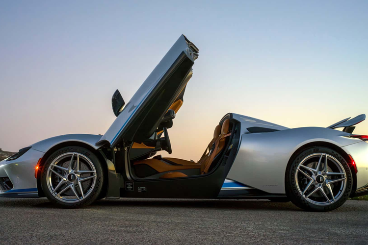 Vị doanh nhân này cũng tham gia vào quá trình đặt tên xe, theo đó Targamerica là từ ghép giữa quốc gia mà chiếc xe sẽ thuộc về (nước Mỹ) và kiểu dáng thân xe Targa (mui trần có vòm kính phía sau).