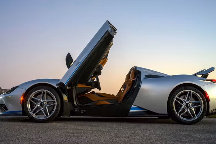 Vị doanh nhân này cũng tham gia vào quá trình đặt tên xe, theo đó Targamerica là từ ghép giữa quốc gia mà chiếc xe sẽ thuộc về (nước Mỹ) và kiểu dáng thân xe Targa (mui trần có vòm kính phía sau).