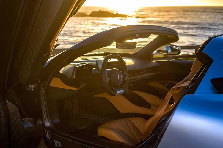 Xe được hoàn thiện không giống bất kỳ chiếc Pininfarina nào khác với lớp sơn 2 tông màu xanh lam Iconica Blu và bạc Liquido, sự kết hợp màu sắc lấy cảm hứng từ chiếc Ferrari Testarossa Spider 1986 trước đây thuộc sở hữu của Gianni Agnelli, cháu nội của Giovanni Agnelli, nhà đồng sáng lập hãng xe Fiat.