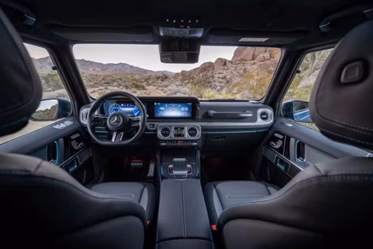 Bên cạnh đó, mẫu SUV này có nắp capo nhô cao hơn và bổ sung khe gió ở hốc bánh xe nhằm cải thiện khả năng khí động học. Không gian nội thất của Mercedes-Benz G580 cũng tương tự với phiên bản máy xăng.