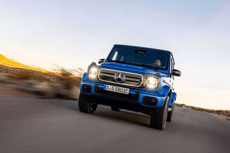 Về ngoại thất, Mercedes-Benz G580 with EQ Technology vẫn giữ nguyên kiểu dáng hình hộp khỏe khoắn, cổ điển đặc trưng của dòng G-Class nhưng có thêm lưới tản nhiệt đóng kín với đường viền phát sáng. Đây là chi tiết được kế thừa từ mẫu concept EQG ra mắt năm 2021.