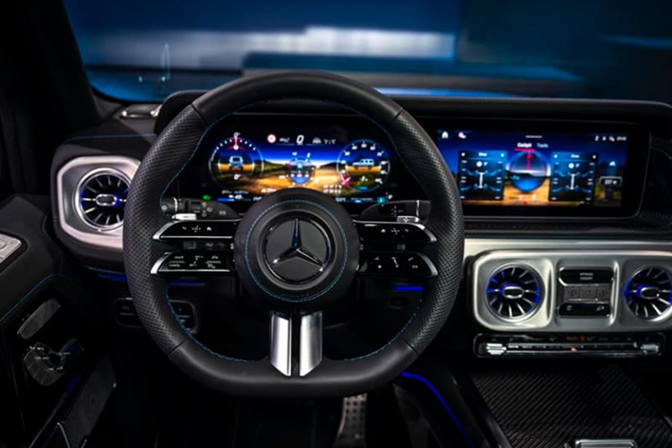 Các trang bị nổi bật của mẫu SUV này bao gồm bảng đồng hồ kỹ thuật số 12,3 inch nối liền với màn hình cảm ứng trung tâm 11,6 inch, màn hình giải trí cho khách hàng ở hàng ghế thứ hai và đèn viền nội thất. Đi kèm với đó là hệ thống thông tin giải trí MBUX tích hợp Apple CarPlay/Android Auto.