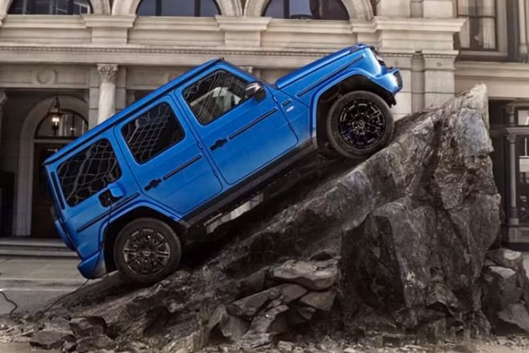 Là mẫu SUV tập trung vào khả năng off-road, không ngạc nhiên khi Mercedes-Benz G580 sở hữu hàng loạt công nghệ hỗ trợ lái xe hiện đại. Hãng cho biết mẫu SUV này sở hữu độc quyền hệ thống treo tay đòn kép phía trước và hệ thống treo cầu cứng phía sau được các kỹ sư Mercedes-Benz nghiên cứu kỹ lưỡng nhằm cải thiện khả năng bám đường.