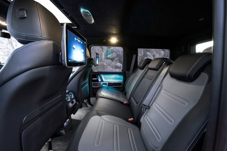 Cung cấp sức mạnh cho Mercedes-Benz G580 là 4 mô-tơ điện có công suất tổng cộng khoảng 588 mã lực và mô-men xoắn cực đại lên đến 1.164 Nm đi kèm hệ dẫn động 4 bánh. Hãng cho biết xe có khả năng tăng tốc từ 0-100 km/h trong 4,7 giây và đạt vận tốc tối đa 180 km/h.