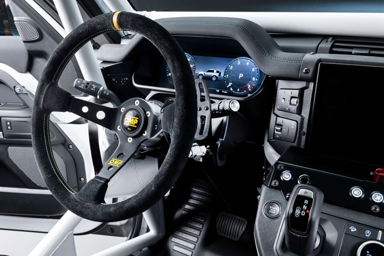 Đi kèm là hộp số 8 cấp tự động và hệ dẫn động 4 bánh. Xe có khả năng tăng tốc 0-97 km/h trong 6,7 giây. Vận tốc tối đa giới hạn ở mức 192 km/h với chế độ Bowler.