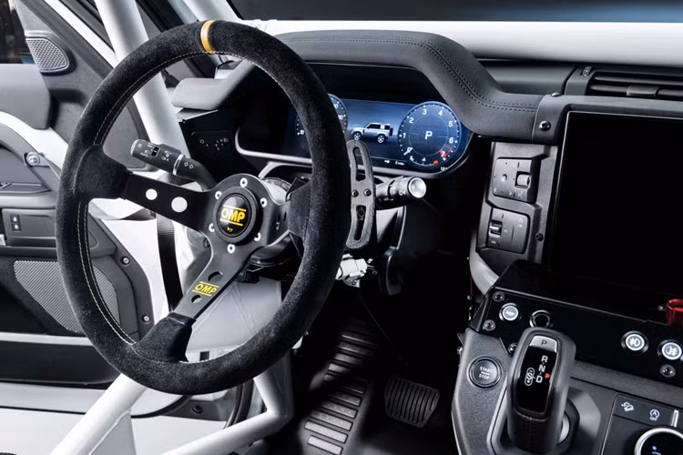 Đi kèm là hộp số 8 cấp tự động và hệ dẫn động 4 bánh. Xe có khả năng tăng tốc 0-97 km/h trong 6,7 giây. Vận tốc tối đa giới hạn ở mức 192 km/h với chế độ Bowler.