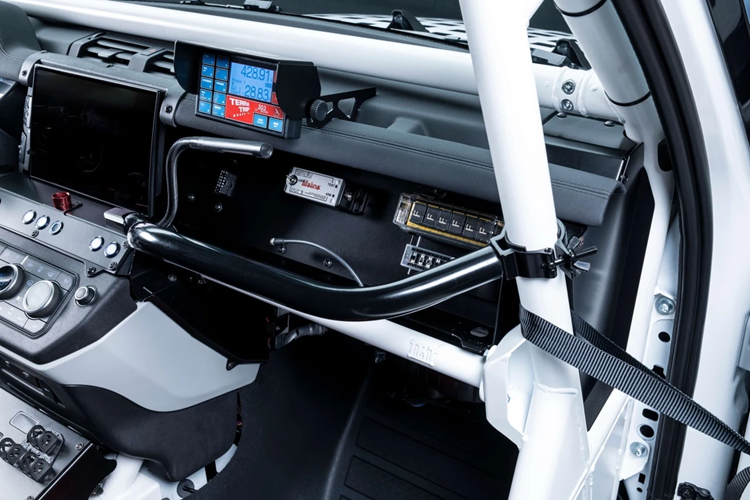 Ngoài ra, Defender 90 Rally còn bổ sung các tính năng định vị vệ tinh, điều hòa nhiệt độ, hệ thống viễn thông Telematics... phục vụ cho quá trình thi đấu.