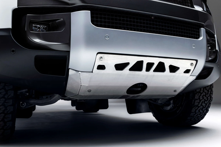 Cản trước của xe được thiết kế lại giúp tăng góc tới, kết hợp cùng kết cấu bảo vệ gầm bằng hợp kim nhôm dày 6 mm.