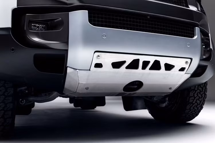 Cản trước của xe được thiết kế lại giúp tăng góc tới, kết hợp cùng kết cấu bảo vệ gầm bằng hợp kim nhôm dày 6 mm.