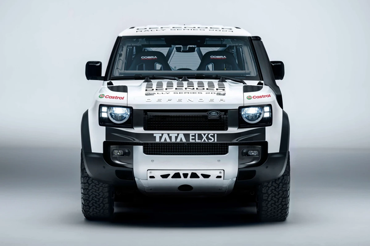 Đầu xe được nâng cấp nhiều chi tiết như hệ thống đèn pha cường độ cao để thi đấu vào ban đêm, lưới tản nhiệt do Bowler Motors thiết kế giúp tăng lượng khí vào khoang máy, cổ hút gió đặt cao...