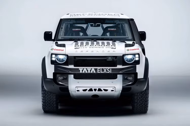 Đầu xe được nâng cấp nhiều chi tiết như hệ thống đèn pha cường độ cao để thi đấu vào ban đêm, lưới tản nhiệt do Bowler Motors thiết kế giúp tăng lượng khí vào khoang máy, cổ hút gió đặt cao...