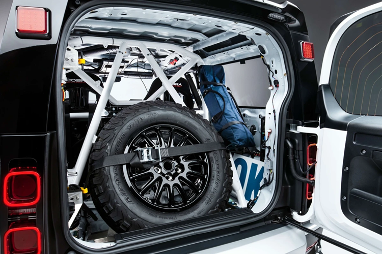 Giá treo bánh xe dự phòng tại cửa khoang hành lý được lược bỏ. Bánh dự phòng giờ được cố định tại khoang hành lý.