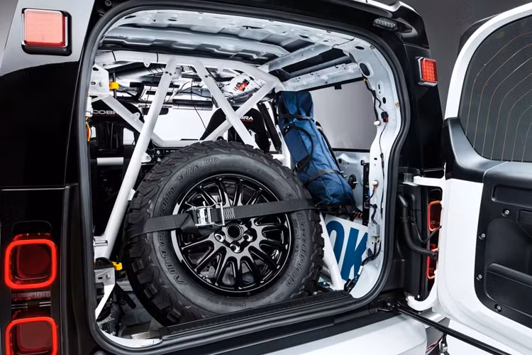 Giá treo bánh xe dự phòng tại cửa khoang hành lý được lược bỏ. Bánh dự phòng giờ được cố định tại khoang hành lý.