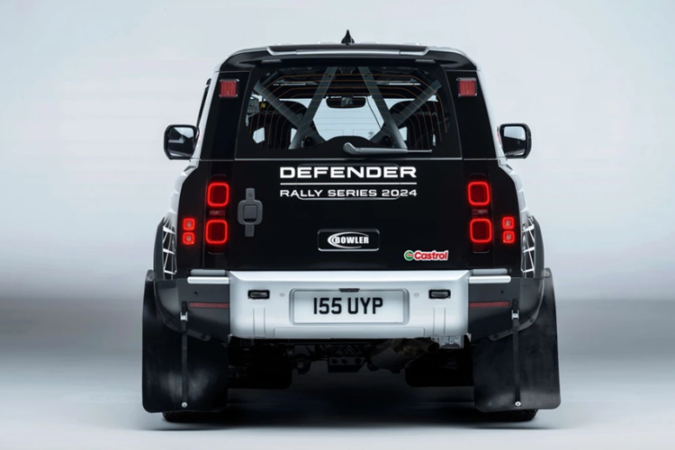 Đuôi xe được bổ sung cánh gió phía sau tích hợp thêm đèn chiếu sáng và hệ thống ống xả thể thao Bowler Sports. Cửa khoang hành lý được bổ sung cơ chế mở thủ công.