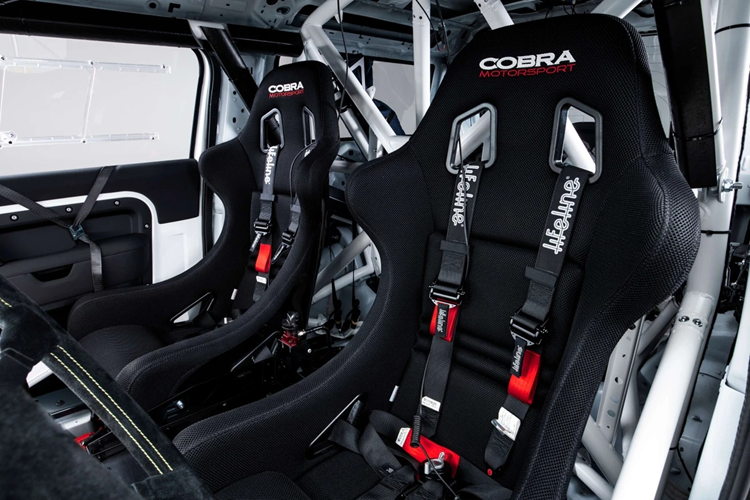 Hàng ghế trước được nâng cấp ghế đua bucket seat của Cobra Motorsport với dây đai an toàn 5 điểm Lifeline. Hệ thống túi khí đã được lược bỏ hoàn toàn.