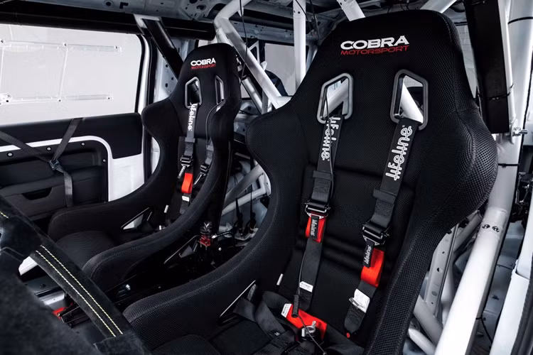 Hàng ghế trước được nâng cấp ghế đua bucket seat của Cobra Motorsport với dây đai an toàn 5 điểm Lifeline. Hệ thống túi khí đã được lược bỏ hoàn toàn.