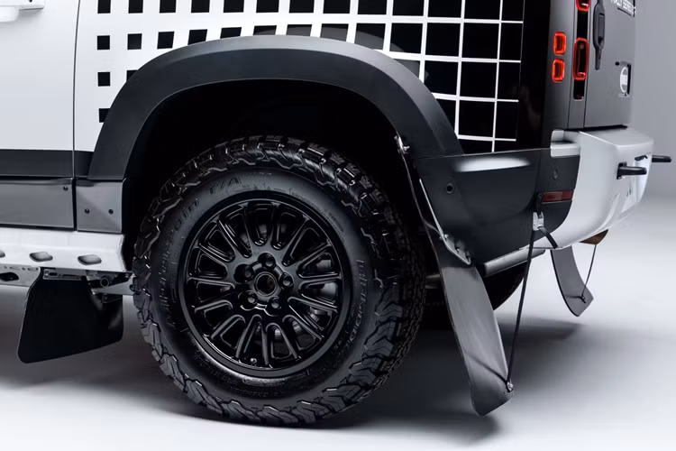 Xe được trang bị tiêu chuẩn bộ mâm thể thao Bowler 18 inch, đi kèm lốp BFGoodrich All-Terrain. Hệ thống treo được nâng cấp lò xo mới cùng bộ giảm chấn của Fox.