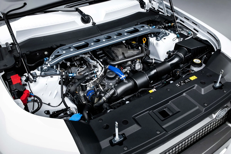 Land Rover Defender 90 Rally vẫn được trang bị động cơ 4 xy-lanh tăng áp Ingenium 2.0L được cân chỉnh ECU, công suất tối đa 300 mã lực và mô-men xoắn cực đại 400 Nm.