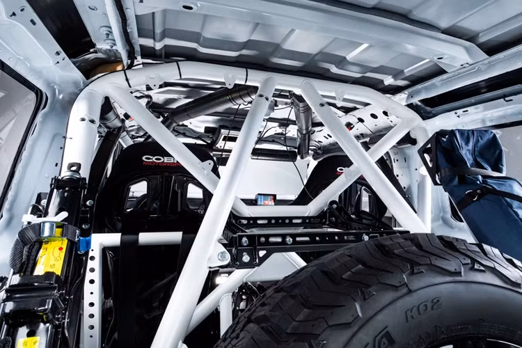 So với các mẫu xe địa hình khác, Defender được thiết kế với kết cấu khung gầm liền khối. Phiên bản xe đua được bổ sung khung chống lật chuẩn FIA tích hợp trực tiếp vào xe.
