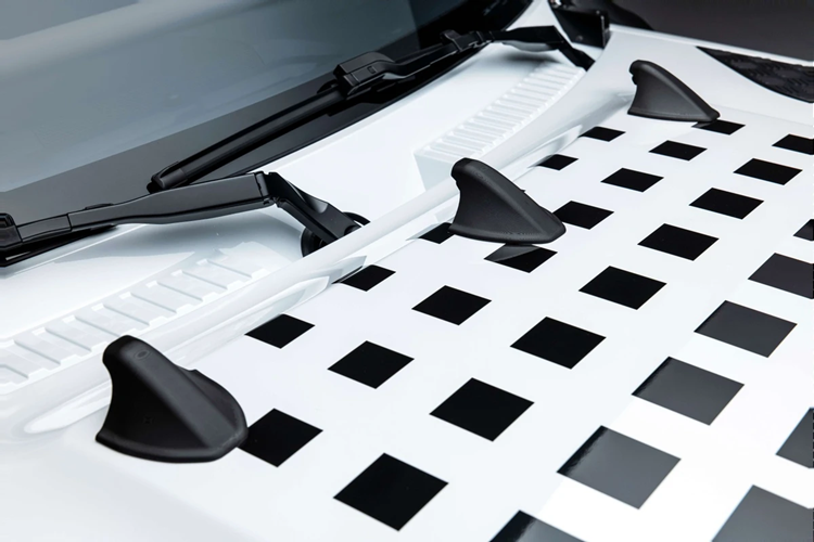 Hãng độ cũng bổ sung thêm hệ thống ống phun rửa kính áp suất lớn để hỗ trợ tăng khả năng quan sát cho vận động viên.