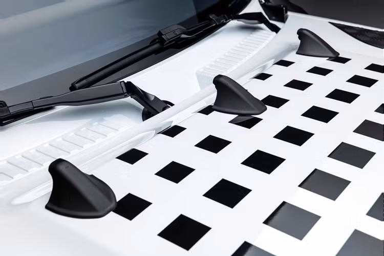 Hãng độ cũng bổ sung thêm hệ thống ống phun rửa kính áp suất lớn để hỗ trợ tăng khả năng quan sát cho vận động viên.