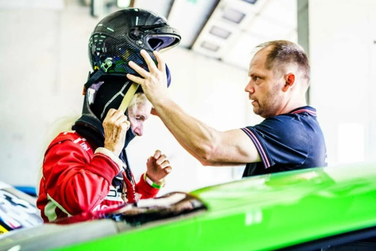 Mới đây, một video ghi lại cảnh cụ bà 83 tuổi lái siêu xe Lamborghini Gallardo Super Trofeo Stradale (STS) tại Monza đã khiến giới chơi xe không khỏi trầm trồ. Trên thực tế, đây là video quay lại cảnh bà lái xe từ đầu 2022.