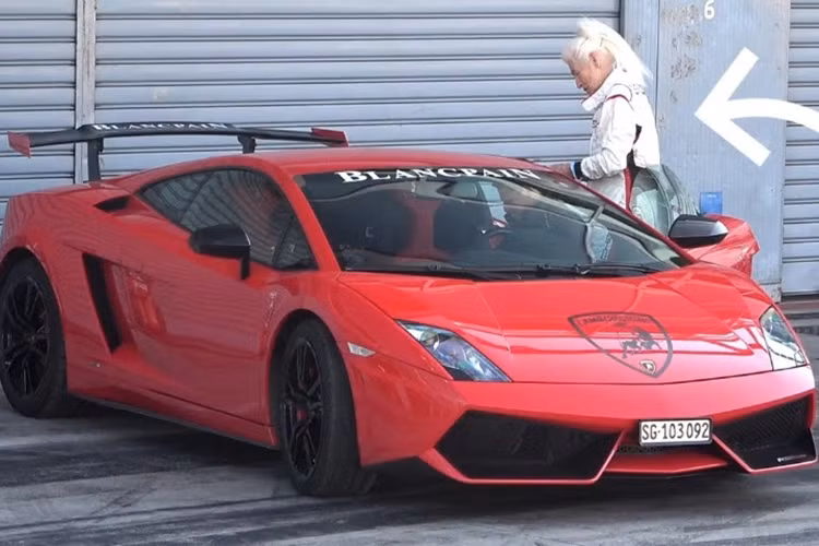 Cu ba 83 tuoi lai sieu xe Lamborghini phi 