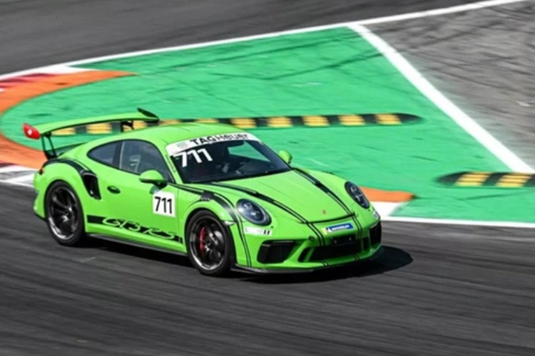 Được biết, bà Sonja Heiniger đam mê siêu xe thể thao từ năm 18 tuổi. Tuy nhiên, đến năm 1997, bà mới bắt đầu cầm lái xe hiệu suất cao như Porsche. Bà hiện sở hữu một chiếc Porsche 911 GT3 RS đời 991.