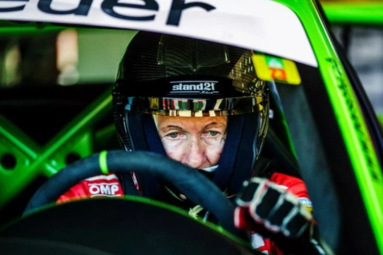 Trong video, bà tự tin điều khiển chiếc siêu xe màu đỏ rực chạy quanh các đường đua nổi tiếng của Ý, bất chấp những rào cản về tuổi tác.