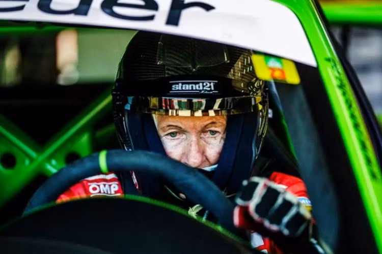 Trong video, bà tự tin điều khiển chiếc siêu xe màu đỏ rực chạy quanh các đường đua nổi tiếng của Ý, bất chấp những rào cản về tuổi tác.