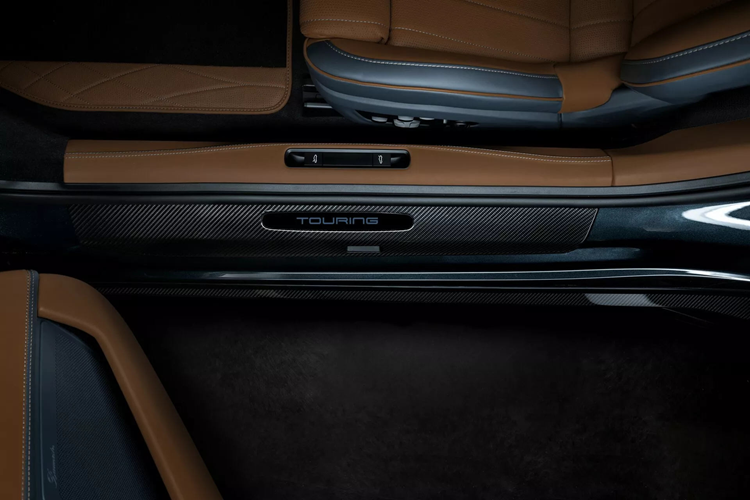 Mâm xe được thay sang loại TechArt Formula VI Race có khóa trung tâm đẹp mắt, kích thước 20 inch phía trước và 21 inch phía sau, kèm theo phanh đĩa gốm carbon cao cấp.