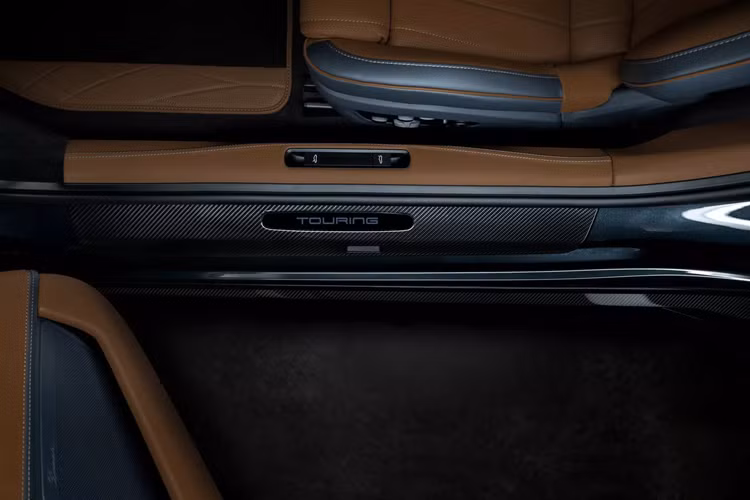 Mâm xe được thay sang loại TechArt Formula VI Race có khóa trung tâm đẹp mắt, kích thước 20 inch phía trước và 21 inch phía sau, kèm theo phanh đĩa gốm carbon cao cấp.