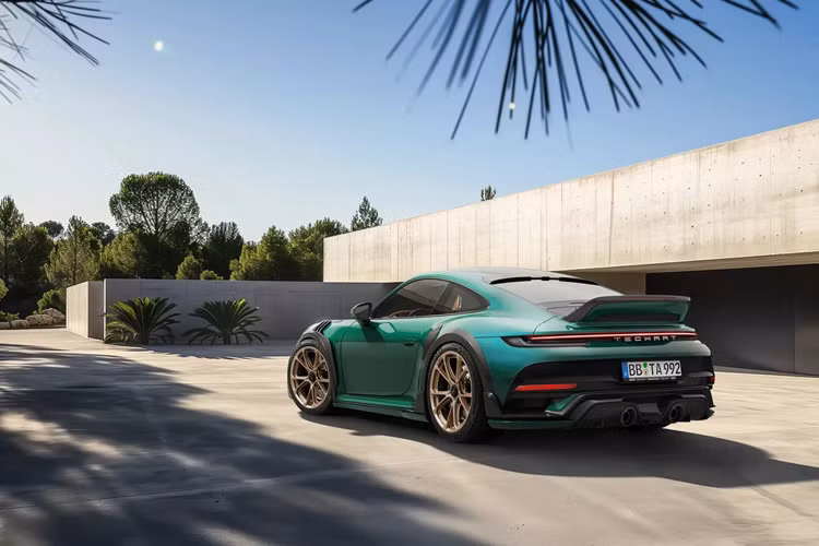 TechArt cung cấp hai tùy chọn về hiệu năng cho bản độ GTstreet R Touring này. Cả hai đều mang đến những cải tiến về hiệu quả hoạt động của turbo tăng áp, cập nhật ECU mới cho động cơ và tối ưu lại hệ thống quản lý hộp số PDK, tuy nhiên ở những mức độ khác nhau.