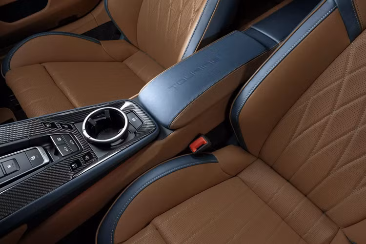 TechArt cũng đã trang bị một cánh gió đuôi vịt lớn phía sau được làm từ sợi carbon và nhẹ hơn 60% so với cánh gió nguyên bản của xe. Các ống dẫn khí đã được sửa đổi để tăng hiệu quả tản nhiệt trực tiếp vào khoang động cơ.