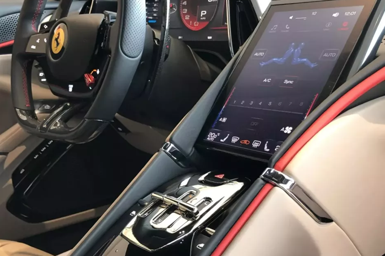 Điểm nhấn của xe nằm ở khoang lái khi có thêm 2 chỗ ngồi cho hàng ghế sau, xe có cụm màn hình giải trí đặt dọc, phía trước mặt người ngồi ghế phụ được trang bị thêm một màn hình giải trí nhưng đây là tùy chọn giống như trên Ferrari Portofino.