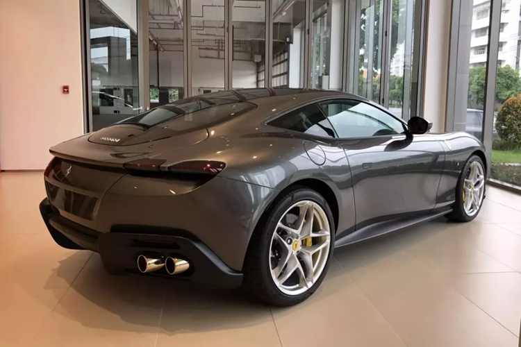 Chẳng hạn xe Ferrari Roma ở Đắk Lắk có ống xả sáng bóng thì xe còn lại sơn đen, nội thất 2 xe cũng khác nhau với chiếc 2019 màu trắng-xanh, còn xe ở Tây Nguyên màu kem cùng sọc đỏ.