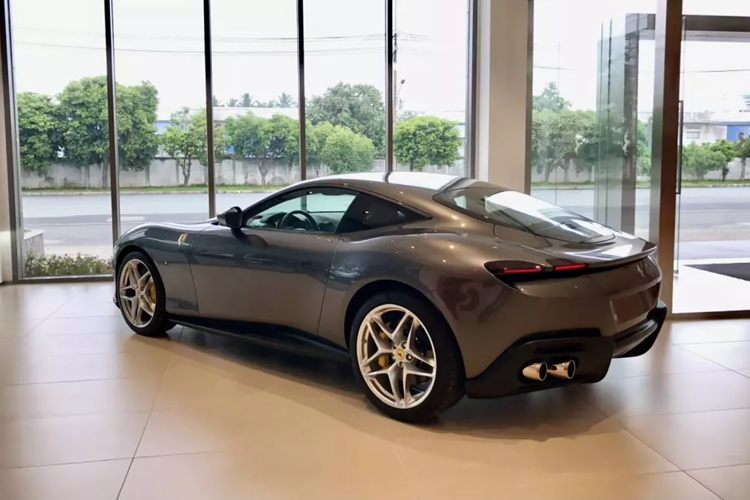 Hãng siêu xe Ý trang bị cho chiếc xe 4 chỗ ngồi Ferrari Roma động cơ V8, tăng áp, dung tích 3.9 lít, tạo ra công suất tối đa 620 mã lực và mô-men xoắn cực đại 760 Nm. Chiếc Coupe 2+2 mới nhất của hãng siêu xe Ferrari được kết nối với hộp số ly hợp kép 8 cấp và chìa khóa tương tự như Ferrari SF90 Stradale.