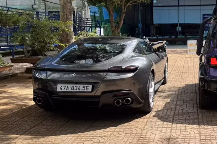 Số lượng dòng siêu xe Ferrari Roma tại Việt Nam hơn 6 chiếc, trong đó phần lớn là các xe thuộc bản coupe, chỉ có 1 xe bản mui trần, chiếc xe về làm dâu ở Buôn Ma Thuột, tỉnh Đắk Lắk có ngoại thất sơn màu xám lông chuột, đây cũng là màu sắc của 1 chiếc Ferrari Roma chính hãng khác, nhưng 2 xe có 1 số tùy chọn khác.
