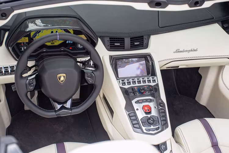 Thú vị ở chỗ, ban đầu chiếc xe Lamborghini Aventador thuộc phiên bản LP700-4 Roadster này chỉ được rao bán 17 tỷ đồng nhưng không có ai mua, giờ đây, khi showroom định danh biển số đẹp 30K-799.99 đã rao bán 22 tỷ đồng. Như vậy, giá trị của biển số khủng này tận 5 tỷ đồng.